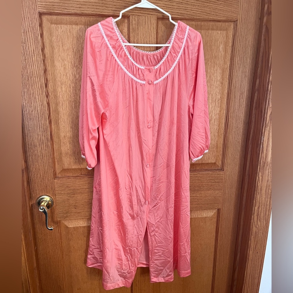 Vintage Lorraine 2 piece dainty nightgown & robe set 
Size medium
